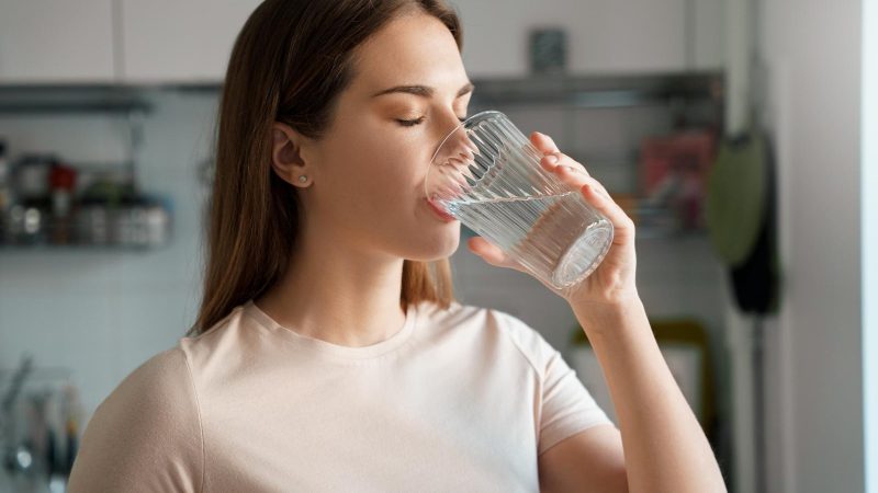 Cosa succede se bevi troppa acqua?