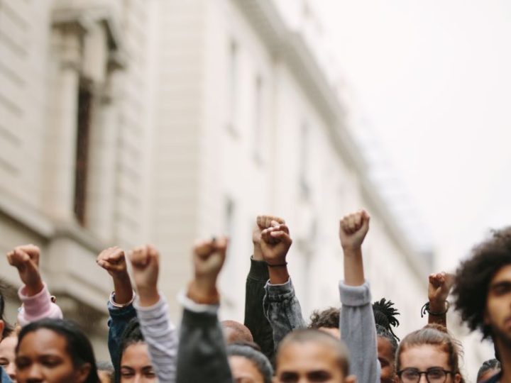 Francia, la protesta degli studenti esplode: scuole bloccate, scontri e tensione in tutto il Paese