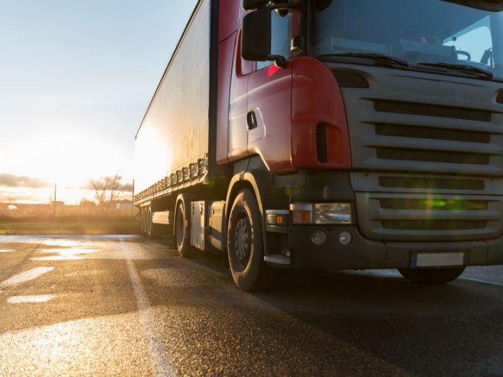 Camionisti in sciopero, perché i tir si fermano: il gasolio è solo l’inizio